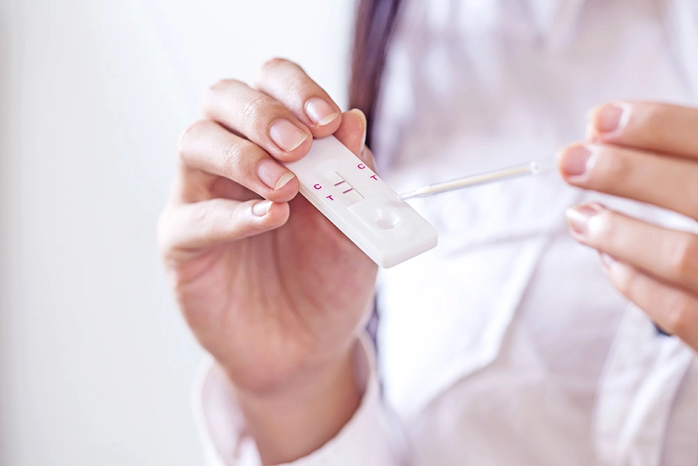 Lakukan tes kehamilan dengan test pack jika Ibu mengalami beberapa gejala hamil yang umum terjadi.